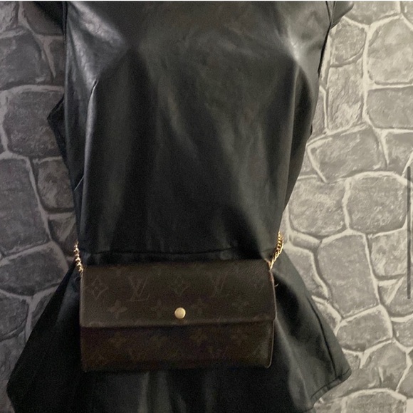 Louis Vuitton Monogram Sarah Wallet - Authentic - Picture 7 of 16